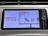 停車中にテレビ番組や映像を視聴でき、休憩時間を過ごす際にも活用できます。画面表示を切り替えて楽しめるため、車内で待ち時間がある場面にも便利な装備です。