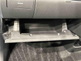 グローブBOXは、すぐに取り出せ、しまえる収納で車検証ケースなどを入れておくのにも最適です。