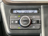 【オートエアコン】一度お好みの温度に設定すれば、車内の温度を検知し風量や温度を自動で調整。暑い&hellip;寒い&hellip;と何度もスイッチ操作をする必要はありません。快適な車内空間には必須の機能ですね♪