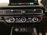 【左右独立オートエアコン】左右席で独立温度コントロールが可能です。運転席はキンキンに冷やして助手席はマイルドにと言った設定が可能です☆暑さ寒さでケンカすることもなくなりますね♪