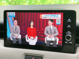 テレビ番組を画面で視聴でき、休憩中など停車している時間を過ごす際に活用できます。映像と音声を楽しめるため、車内で待つ時間にも便利な装備です。