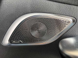 Burmester 3Dサラウンドサウンドを搭載。広いキャビンを立体感のある音で満たし、移動時間を彩ります。