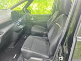 前席からはフロントまわりを見渡しやすく、開放感のある視界が広がります。運転席と助手席はゆとりある配置で、座ったときの落ち着きにも配慮された空間です。
