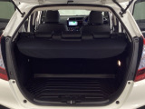 ラゲッジも広く使いやすいトランクは、開口部も広く荷物の積み下ろしもしやすいお車となっております。リアシートの背もたれは6:4の割合で分割して可倒できるので、長いお荷物などを載せることもできます。