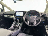 運転席まわりです。 各操作スイッチは使いやすい位置に配置されてます。