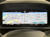 未来のコックピットのような運転席!ハンドルの奥の高画質画面は、スマホのように着せ替えできます。スピードメーターだけではなくナビの地図を画面いっぱいに映せるため、目線を外さず安全に運転できます。