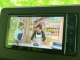 画面にはテレビ番組が表示され、停車中に映像を視聴できます。大きく見やすい表示で、出発前の待ち時間などにも活用いただける装備です。視聴は停車中にお楽しみください。
