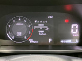 速度や燃料残量などの情報が一か所に表示され、運転に必要な状況を確認しやすいレイアウトです。表示項目がまとまっているため、出発前の確認にも便利です。