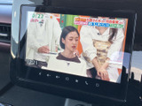 画面いっぱいにテレビ映像が表示され、停車中の待ち時間も番組を視聴してお過ごしいただけます。車内でのひと休みに、テレビを楽しめるのがうれしいポイントです。