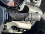 レバーには各種マークが表示され、必要な操作を目で確認しやすい仕様です。運転席から手の届く位置にあり、日常の運転時に使う機能をひとまとめにした便利な装備です。