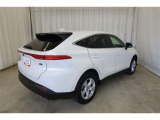 【まるまるクリーニング】外装工程では、ボディの汚れや鉄粉を洗浄し、磨き上げコーティング。タイヤ・ホイール・エンジンルームまで、しっかり洗浄・艶出しいたします。