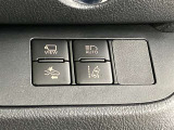 電動格納式ドアミラーを装備しています♪ミラーの角度調整も電動で行えます。使いやすいパワーウィンドウがさわやかな風をむかえ入れてくれます♪