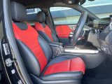 ●前席:ゆったりとしたドライバースペースで、長時間の運転でも快適にお過ごしいただけます。