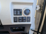 スイッチ類が使いやすく配置された操作周り。運転中でも直感的な操作が可能なレイアウトです。