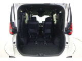 3列目シートは跳ね上げ式で折りたたみが可能です。たためば荷物もしっかり積める!キャンプ用品なども、気兼ねなく積めそうです。旅行にも強い味方ですね。
