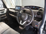 ◆視界広々で非常に運転しやすくロングドライブでも疲れを感じさせないすっきりとまとまったインパネ周りです。