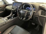 運転席周りのレイアウトをご覧ください。ナビゲーションが綺麗に装着されすっきり収まってますね!