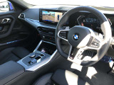 BMW 伝統のコックピットはドライバー志向で設計され、人間工学を駆使し、細部に到るまで設計されたコックピットを実現しました。