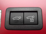 パワーバックドアを装備しています。バックドアを運転席からも開閉できます、便利ですよ。