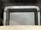 【助手席シートアンダーボックス】運転用の替え靴や、車内に常備したいこども用品、着替えた服などを収納できます★