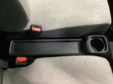 運転席からも助手席からも自由に使えるドリンクホルダー付。【センターロングコンソールトレー】ちょっとした小物を置くのに便利です。