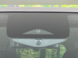 【エマージェンシーブレーキ】走行中に前方の車両等を認識し、衝突しそうな時は警報とブレーキで衝突回避と被害軽減をアシスト。より安全にドライブをお楽しみいただけます。