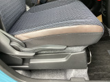 運転席にはドライバーの体型や好みに応じて前後方向だけでなく、高さの調整ができるシートリフターを装備!