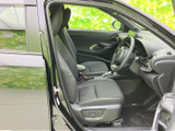 前席は座面と背もたれにゆとりがあり、運転席まわりを見渡しやすいレイアウトです。落ち着いた色合いでまとまり、乗り降りの際にも室内の様子を確認できます。