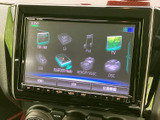 FM・AMやUSB、Bluetooth Audioなど、複数の音源を画面から選べる構成です。普段使うメディアに合わせて切り替えやすく、移動中の音楽再生にも便利にお使いいただけます。