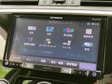 画面には目的地や周辺施設などのメニューが表示され、必要な項目を見つけやすい構成です。タッチ操作で選択できるため、行き先の設定や情報確認を日常の移動に役立てていただけます。