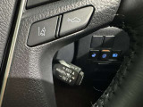 クルーズコントロール機能が付いています。 速度を設定するとアクセルを踏まなくても一定の速度で走ることができます。  高速道路ではとても便利な装置なんです。