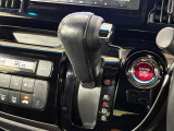 インパネシフトだから視線の移動も少なく足元もスッキリ♪運転席もゆったりしているのでゆとりを持ってドライブできますね!