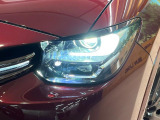【LEDヘッドライト】悪天候や夜間走行時も良好な視界を確保し安心して運転できる高輝度LEDヘッドライトを装備!点灯速度が早く、消費電力も抑えられています。