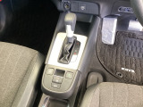 シンプルでとても使いやすいフロアシフトに、パーキングブレーキは電子制御パーキングブレーキです。