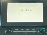 停車時には画面でテレビ映像を視聴でき、休憩中などの時間を過ごす際に活用できます。見やすい位置に画面が配置され、センターの操作部から選択が可能。お出かけ先で待ち時間があるときにも便利です。
