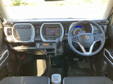 運転席まわりは前方の視界が広く、メーターや中央の画面も目に入りやすい配置です。座席から周囲を見渡しやすく、毎日の移動を落ち着いて始められます。