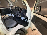 運転席は視認性や操作性を重視したつくりで、どなたでも扱いやすく快適にお乗りいただけます。清掃を行い、安心してご覧いただける状態で展示しております。