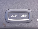 ●電動リアゲート:ワンタッチでリアゲートの開閉ができ、荷物などで両手が塞がっている状態でも簡単に開閉ができる便利機能です。