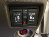 【両側パワースライドドア】です。リモコンや運転席のスイッチ操作で楽々自動開閉。スマートキーをポケットやバッグに入れたままで、キーを差し込むことなくボタンを押すだけでエンジンが始動します。
