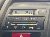 【オートエアコン】一度お好みの温度に設定すれば、車内の温度を検知し風量や温度を自動で調整。暑い&hellip;寒い&hellip;と何度もスイッチ操作をする必要はありません。快適な車内空間には必須の機能ですね♪
