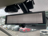 【インテリジェントスマートルームミラー】です。車両後方のカメラ映像がミラー(液晶画面)に写るので、後席の人や荷物が写りこみません。夜間や悪天候でも視界が良好です♪