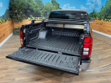 積載量500kgの広々としたデッキは、遊びから仕事まで多用途に使えます。ベッドライナーやトノカバーの取り付けもご相談下さい♪