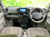 運転席からの視界は広く、運転操作もスムーズに行えます。落ち着いた色調のインテリアは、長時間のドライブでも疲れにくいでしょう。