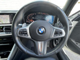 BMWのステアリングのリムは、一般的なものより少し太めにデザインされています。 これはタイヤやステアリングシャフトなどを介して伝わる路面からの入力を、しっかりと把握するためです。