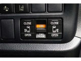 両側電動スライドドアはドアの直接操作以外にも運転席からのスイッチ操作やリモコン操作でも開閉が可能!狭い駐車場などでもドアの開閉が楽々・安心ですね!