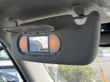 運転席・助手席共にバイザーミラー付き!