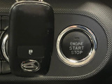 【キーフリーシステム】カバンやポケットに入れたままでもドアの施錠・解錠が可能なスマートキーを装備。エンジンのオン・オフ時もカギを取り出す必要が無いからとっても便利です♪