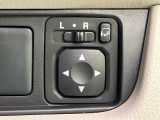 【電動格納ミラー】サイドミラーは電動格納式となっており、狭い駐車場でもキズがつくリスクを抑えられます。