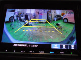 バックカメラの画像です。ガイドラインがスムースな車庫入れをサポートいたします。車庫入れの安心感がアップしますね。