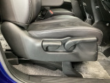【前席】運転席にはシート高を調整できるハイトアジャスターが装備され、幅広いシートポジションの設定が可能になっております♪